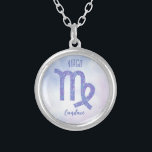 Colar Banhado A Prata Bonito Símbolo de Astrologia Virgo Personalizado R<br><div class="desc">Este bonito,  personalizado colar roxo e lavanda Virgo apresenta seu sinal astrológico do Zodiac em um belo brilho como as constelações. Personalize este presente bonitinho com seu nome em lindos scripts cursivos para alguém que faz aniversário no final de agosto ou no início de setembro.</div>