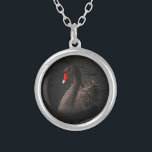 Colar Banhado A Prata Bonito Swan Negro com Bright Beak Vermelho<br><div class="desc">Uma atmosfera magnífica com um toque de classe. Um lindo cisne negro flutuando num rio. As bordas suaves e os tons escuros intensos desta foto contrastam nitidamente com este bico vermelho vívido em cisnes,  fazer esta imagem impressionante,  sublime,  transcendente da natureza.</div>