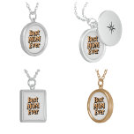 Colar Banhado A Prata Bonito Tipografia Única Melhor Mãe De Sempre<br><div class="desc">Adorem-na com elegância com o nosso incrível colar da Melhor Mãe. Uma tomada moderna de um presente clássico,  é uma bela maneira de celebrá-la no Dia de as mães.</div>