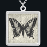 Colar Banhado A Prata Borboleta Preta e Branca em Fundo Crachado<br><div class="desc">Uma simples borboleta preta e branca é o foco desta impressão pelo Vision Studio. O inseto de dois tons e o fundo rachado dão uma sensação rústica à peça. Peça sua cópia hoje!</div>