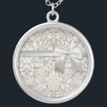 Colar Banhado A Prata borcada de rendas branco elegante<br><div class="desc">Lace Damask - Branco sobre branco - Este é um simples design branco de damasco branco.</div>