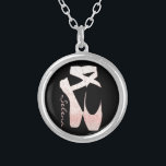 Colar Banhado A Prata Calçados de balé macios personalizados do rosa do<br><div class="desc">Personalize-o com nome do receptor ou personalize-o com seu próprio texto,  e você pode igualmente mudar a pia batismal,  tamanho,  & a cor do texto,  move-o,  gira-o. Ou suprima do texto se você preferencialmente a teria sem.</div>