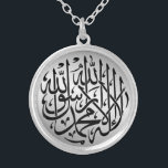 Colar Banhado A Prata Caligrafia dos muçulmanos do Islão de<br><div class="desc">Design islâmico bonito da caligrafia para ele/ela. Significado: "Não há nenhum deus mas Allah e Mohammad PBUH são o último profeta de Allah."</div>