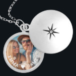 Colar Banhado A Prata Casais de Foto do Coração de Amor Coração de Bonit<br><div class="desc">O Colar de Casais Personalizados de Nomes de Coração de Amor Bonito apresenta sua foto favorita com um coração de amor e personalizado com seus nomes em um roteiro branco moderno. Personalize editando o texto na caixa de texto fornecida e adicionando sua própria imagem. Presentes perfeitos para casais, namorada, esposa,...</div>