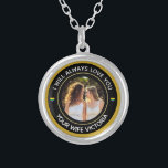 Colar Banhado A Prata Casal de Casamento de Foto LGBTQ Lésbica<br><div class="desc">O Casal de Casamento Fotográfico LGBTQ do Lésbico Arco-Íris Pescoço Esterlata de Silver é muito elegante e maravilhoso com os corações LGBTQ do Arco-Íris. Excelente para dar ao seu parceiro de casamento, para aniversário, mãe, Dia de os pais ou presente de Natal. Substitua a sua foto ou a foto dessa...</div>
