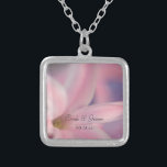 Colar Banhado A Prata Casamento das Flores de Hyacinth Rosa<br><div class="desc">O bonito Colar das Flores de Hyacinth, que se casou com o Necklace, faz um presente único para a noiva ou as suas damas de honra e festa noiva. Esta elegante joia nupcial florida personalizada apresenta uma fotografia floral de um dentro de flor rosa primavera hyacinth flor de um pingente...</div>