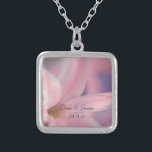 Colar Banhado A Prata Casamento das Flores de Hyacinth Rosa<br><div class="desc">O bonito Colar das Flores de Hyacinth, que se casou com o Necklace, faz um presente único para a noiva ou as suas damas de honra e festa noiva. Esta elegante joia nupcial florida personalizada apresenta uma fotografia floral de um dentro de flor rosa primavera hyacinth flor de um pingente...</div>