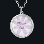 Colar Banhado A Prata Casamento de Rapariga da Margarida Roxa<br><div class="desc">O bonito Colar de Casamento da Rapariga Roxo Flower faz um presente de casamento personalizado único para a vossa Flor. Ou, se desejar, mude o texto para criar um presente de damas de honra. Este lindo e contemporâneo colar de casamentos florais personalizado apresenta um design de margarida roxo com um...</div>