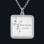 Colar Banhado A Prata Casamento de Rosas Negras e Brancas<br><div class="desc">O elegante Negra e Branca Roses Casando Colar Pendente faz um presente personalizado único para a noiva ou suas damas de honra e festa noiva. Esta elegante joia de casamento floral personalizada apresenta um dentro rosa preto e branco,  um pingente prateado.</div>