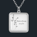 Colar Banhado A Prata Casamento de Rosas Negras e Brancas<br><div class="desc">O elegante Negra e Branca Roses Casando Colar Pendente faz um presente personalizado único para a noiva ou suas damas de honra e festa noiva. Esta elegante joia de casamento floral personalizada apresenta um dentro rosa preto e branco,  um pingente prateado.</div>
