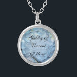 Colar Banhado A Prata Casamento Floral de Hydrangea Azul<br><div class="desc">Vista algo azul no dia do seu casamento! Personalize o bonito Colar Pendente de Casamento de Hydrangea Azul para criar uma guarda duradoura para sua noiva ser ou suas damas de honra. Esta elegante joia de casamento floral personalizada apresenta uma fotografia floral pintada digitalmente de um dentro azul de flor...</div>