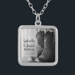 Colar Banhado A Prata Casamento Ocidental Rustic Cowboy Boots Country<br><div class="desc">O encantador cowboy russo Boots Country Western Wedding Necklace faz um único presente de casamento personalizado para a noiva ou suas madrinhas. Este colar de casamento chic do país personalizado deste rancho apresenta uma fotografia digital preta e branca das botas de cowboy de couro com um dentro de fundo de...</div>