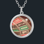 Colar Banhado A Prata Casino Gambling Roulette Wheel Vintage Estilo Retr<br><div class="desc">Uma imagem aproximada de uma roleta de casino de jogos com grandes números. As cores lembram-se de designs retrorreflectores dos anos 50 e os números têm uma visão desbotada para eles.</div>