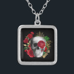 Colar Banhado A Prata Caveira do gótico com Flores Vermelhas e Folhas Do<br><div class="desc">Um colar com uma ilustração de estilo de gótico. Lindas rosas vermelhas e folhas de ouro ao redor de um crânio preto e branco.</div>