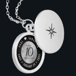 Colar Banhado A Prata Celebração do Aniversário de Casamento de 10 Tin<br><div class="desc">Comemore o 10º aniversário de casamento com este armário elegante! Serif preta elegante e sans serif lettering com confete hexagonal em um fundo de estanho adicionam um toque memorável para esta ocasião especial e marco. Personalize com os nomes de casais felizes e as datas para seu aniversário de estanho. Design...</div>