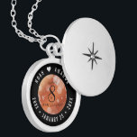 Colar Banhado A Prata Celebração do aniversário de casamento de Bronze E<br><div class="desc">Comemore o 8.º aniversário de casamento com este armário elegante! As letras esbeltas, pretas e brancas, com um confete hexagonal sobre fundo de folha de bronze, acrescentam um toque memorável para esta ocasião especial e marco. Personalize com os nomes de casais felizes e adicione datas para seu aniversário de bronze....</div>