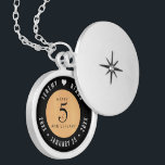 Colar Banhado A Prata Celebração do Aniversário de Casamento de Madeira<br><div class="desc">Comemore o aniversário do casamento de 5 com este armário elegante! As inscrições esbeltas, a preto e branco, sobre fundo claro, a madeira escura e os grãos, acrescentam um toque memorável para esta ocasião especial e para esta etapa. Personalize com os nomes de casais felizes e as datas de seu...</div>
