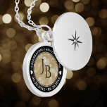 Colar Banhado A Prata Celebração do Aniversário de Casamento de Papéis E<br><div class="desc">Celebrar o aniversário de casamento de 1rua com este cesto comemorativo! As letras esbeltas a preto e branco com o confete hexagonal em um fundo de papel antigo adicionam um toque memorável para esta ocasião especial e marco. Personalize com as iniciais do casal, uma mensagem especial e datas de seu...</div>