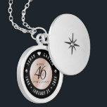 Colar Banhado A Prata Celebração do Aniversário de Casamento Pearl 46<br><div class="desc">Comemore o 46º aniversário de casamento com este armário elegante! As inscrições esbeltas, a preto e branco, com pérolas sobre fundo cor-de-rosa, acrescentam um toque memorável a esta ocasião especial e a um marco extraordinário. Personalize com os nomes de casais felizes e as datas de seu aniversário de pérola. Design...</div>
