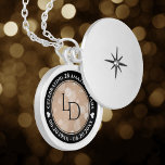 Colar Banhado A Prata Celebração do Aniversário do Casamento Linen 28<br><div class="desc">Celebrar o 28º aniversário de casamento com este caixão comemorativo! As letras esbeltas, pretas e brancas, com um confete hexagonal sobre um fundo de linho esbranquiçado acrescentam um toque memorável para esta ocasião especial e marco extraordinário. Personalize com as iniciais do casal, uma mensagem especial e datas para o aniversário...</div>
