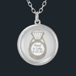 Colar Banhado A Prata Chá de panela de Casamento do Noivado Diamond<br><div class="desc">Design apresenta uma ilustração original de um anel de noivado de diamante. Simplesmente personalize com suas informações de evento para um casamento, festa de noivado ou favor de chá de panela único! Não vê o que está procurando? Precisa de ajuda para a personalização? Entre em contato com Rebecca para criar...</div>