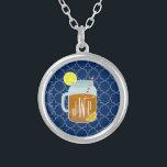 Colar Banhado A Prata Chá doce Monogrammed do frasco de pedreiro -<br><div class="desc">Um presente que caracteriza uma ilustração de um frasco de pedreiro de cunhas doces do chá e de limão.  Personalize com seu monograma.  O fundo é teste padrão do quatrefoil dos azuis marinhos.</div>