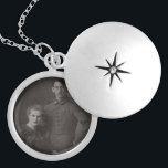 Colar Banhado A Prata Charme de casamento | charme de fotografia memoria<br><div class="desc">Charme de casamento | fotografia memorial Locket Necklace // Nota: a fotografia utilizada é apenas uma imagem de espaço reservado. Você precisará substituir por sua própria foto antes de solicitar/ imprimir. Se precisar de ajuda com isso,  por favor,  entre em contato comigo.</div>