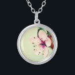Colar Banhado A Prata Cherry Blossom<br><div class="desc">Vista de perto da delicada flor de cereja. Uma flor pastel rosa com pétalas redondas macios. O fundo é um verde limão pálido.</div>