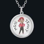 Colar Banhado A Prata Classe Hiphop do Professor de Dança Hip Hop Person<br><div class="desc">Design apresenta uma ilustração original de uma dançarina de hip hop em uma jaqueta vermelha, chapéu de baseball e tênis de dança de hiphop. Perfeito para sua dançarina, professora de dança ou dona de estúdio favorita! Não vê o que está procurando? Precisa de ajuda para a personalização? Clique em "contate...</div>