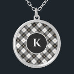 Colar Banhado A Prata Coletor Dourado de Xadrez branco preto monograma<br><div class="desc">Bloqueio preto branco e Xadrez Dourada revestido por prata</div>