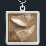 Colar Banhado A Prata Conchas Sensuais<br><div class="desc">Renee W. Stramel captura essas conchas em um belo tom de sepia. Esta obra de arte safra é uma adição perfeita a qualquer amante de anêmonas marinhos. Pegue seu impressão de arte hoje em dia em seu produto.</div>