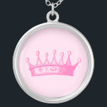 Colar Banhado A Prata Coroa princesa magenta em fundo rosa<br><div class="desc">Nenhum jogo de vestimenta está completo sem coroa! Ajude a sua criança a lembrar-se da princesa que ela é com este impressão de coroa magenta do Vision Studio. Confira!</div>