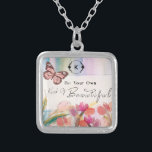 Colar Banhado A Prata Cotações quentes e de Borboletas,Monograma Persona<br><div class="desc">Este design quente e rico apresenta um pano de fundo texturizado de papel com um campo de tulipas pintado e uma borboleta. A citação "Seja seu próprio tipo de beleza" é escrita com um roteiro de caligrafia elegante. Um fundo de poço deixa o seu próprio monograma personalizado. Faz um presente...</div>