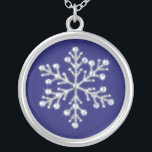 Colar Banhado A Prata Crystal Snowflake Necklace<br><div class="desc">Cristais espumantes e miçangas cintilantes decoram a ilustração fotográfica neste colar. Faz uma bela lembrança para qualquer garota na festa de casamento.</div>