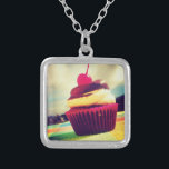 Colar Banhado A Prata Cupcake Colorido com Cereja no Topo<br><div class="desc">Uma foto brilhante de um cupcake delicioso. Esta imagem tem nuvens brancas fluffy montanhas amd no fundo. O cupcake brilhante está contido num invólucro vermelho rosa brilhante e roxo. O cupcake em si é uma combinação de bolo de baunilha e cobertura de chocolate com uma cereja suculenta em cima com...</div>