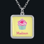 Colar Banhado A Prata Cupcake rosa personalizado WIth Bolinhas Cherry<br><div class="desc">Arte gráfica / ilustração de um cupcake cor-de-rosa brilhante com espirais de gelo em cima e uma cereja bolinhas rosa-quente e giro. A base é verde e listras brancas. Fundo amarelo. Personalize com um nome.</div>