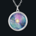 Colar Banhado A Prata *~* Curando Mãos Estrelas Cósmicas Universas Luzes<br><div class="desc">(procure por designs semelhantes no AP40 ) Colar prateado/Pendente - JOIAS COM INTENÇÃO (r) ENERGIA Esotérica MÍNIMA Esotérica Avançada de Energia Popular design MÍSTICA: PISTICO ESCURO DE ENERGIA E duas linhas de mãos DOURADAS verticais significando o trabalho dos SAUDADORES que usam as mãos para o aquecimento. Há também pequenas STARS...</div>