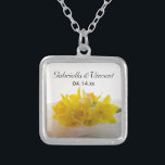 Colar Banhado A Prata Daffodils Amarelos no Casamento da primavera Branc<br><div class="desc">Os elegantes Daffodils Amarelos no Colar Pendente Casado da primavera Branca fazem um presente personalizado único para a noiva ser ou suas dançarinas. Este bonito colar botânico personalizado apresenta uma fotografia floral de um buquê de flores amarelas de daffodil com um dentro de véu branco de um pingente prateado de...</div>
