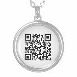 Colar Banhado A Prata Design de Código QR em um<br><div class="desc">Ideal para qualquer pessoa com doença. Deixe que outras pessoas digitalizem seu código QR com seus celulares para descobrir seu número de contato ou um link para suas informações. Substitua a imagem por seu próprio Código QR carregado. Existem vários sites que permitem criar e baixar códigos QR gratuitamente. Os códigos...</div>