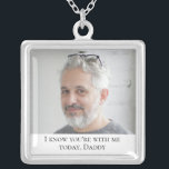Colar Banhado A Prata Dia do Casamento da Noiva Foto Memorial<br><div class="desc">Vista este lindo colar do memorial do Pai da Noiva no dia do seu casamento para sentir o amor que partilhou com ele e mantê-lo próximo no dia especial. Adicione o seu próprio texto especial ou utilize a redação apresentada.</div>