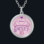 Colar Banhado A Prata Doce 16 Aniversário da Princesa Rosa Personalizada<br><div class="desc">Bonito presente de aniversário de 16 colegas para dar como favoritos para festas no final da sua grande festa adolescente. Personalize escrevendo seu nome no dentro de bonito roteiro roxo da tiara rosa. Um bonito design 16.</div>