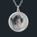 Colar Banhado A Prata Doce Rosy Cheeked Vintage Angel nas nuvens<br><div class="desc">Bonita design de vintage de um anjo doce com asas brancas e brancas suaves e bochechas rosadas,  segurando seu rosto em suas mãos. Parecendo tranquilo e gentil. O fundo está cheio de nuvens etéreas macios.</div>