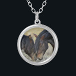 Colar Banhado A Prata Dois Cavalos Selvagens Marrons Nuzzling<br><div class="desc">Um par de cavalos selvagens marrons partilhando um momento tenro num campo de erva. Estes dois cavalos de pintura marrom podem ser vistos gentilmente zunindo um ao outro,  apreciando uma a outra empresa. Seus homens ruídos soprando na brisa. Exibindo poder,  bondade e liberdade. Excelente para amantes de cavalos.</div>