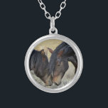 Colar Banhado A Prata Dois Cavalos Selvagens Marrons Nuzzling<br><div class="desc">Um par de cavalos selvagens marrons partilhando um momento tenro num campo de erva. Estes dois cavalos de pintura marrom podem ser vistos gentilmente zunindo um ao outro,  apreciando uma a outra empresa. Seus homens ruídos soprando na brisa. Exibindo poder,  bondade e liberdade. Excelente para amantes de cavalos.</div>