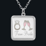 Colar Banhado A Prata Equipe Noiva Champagne Bridesmaid Necklace<br><div class="desc">O colar apresenta uma ilustração original de um copo de champanhe cor-de-rosa borbulhante e uma aliança de diamante,  com TEAM BRIDE numa fonte divertida. Uma dama de excelente/festa noiva!</div>