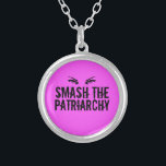 Colar Banhado A Prata Esmague os olhos feministas rosa patriarcais<br><div class="desc">Uma design ousada para os direitos das mulheres, com os olhos de uma mulher acima das palavras Esmague o Patriarcado em legal, verde sobre fundo rosa quente. Comprar este presente para cada mulher forte que você conhece para ajudá-la a se levantar e exigir igualdade. O vamos quebrou o teto de...</div>
