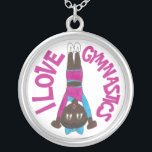 Colar Banhado A Prata Eu adoro ginástica ginástica do ginasta Tumbling G<br><div class="desc">Design apresenta uma ilustração original de um tumbler feminino em um leotard rosa e azul, arco de cabelo azul e calçados acrobáticos/ginásticos. Perfeito para seu acrobata favorito, ginasta, cambaleão, dançarina, professor de dança, dono de estúdio ou treinador de ginástica! Não vê o que está procurando? Precisa de ajuda para a...</div>