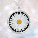 Colar Banhado A Prata Flor de margarida branca no Floral Preto<br><div class="desc">Faça uma declaração de moda com este pingente de colar com uma corrente que mostra a foto de uma flor bonito e branca Daisy em um fundo preto. Um design floral adorável! Selecione sua forma,  tamanho e acabamento metálico do pendente.</div>