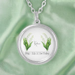 Colar Banhado A Prata Flor do Mês de Nascimento Maio Lily do Vale<br><div class="desc">Apresentando uma ilustração do lírio das flores do vale. Abaixo das flores, o nome é escrito em uma fonte de script graciosa. Abaixo do nome, ele diz "May - Lily of the Valley", indicando que seu mês de nascimento é Maio e sua flor de nascimento é o lírio do vale....</div>