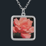 Colar Banhado A Prata Flor Rosa Rosa Rosa Pêssego bonito<br><div class="desc">Rosa Rosa Rosa Rosa Rosa Rosa Pêssego Linda fotografia de uma rosa-rosa-pêssego da artista Sandra Marie Closs. Adicione seu próprio texto, nome ou monograma para criar o produto perfeito para qualquer ocasião. Casamento, festas de jardim de festas noivas, compaixão, aniversário, chá de fraldas, qualquer celebração ou apenas para tornar seu...</div>